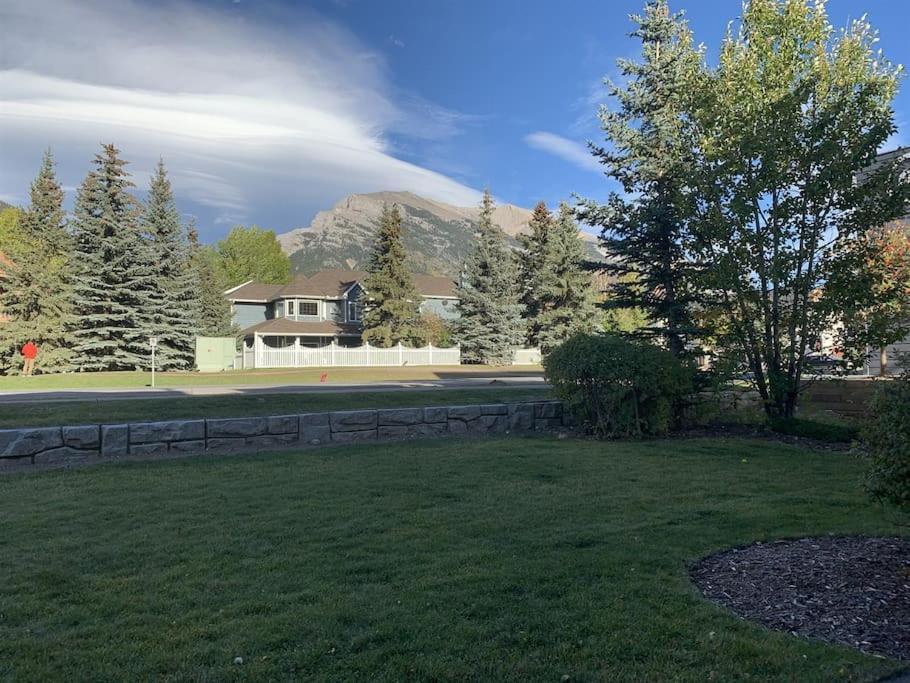 New! Cozy Rocky Mountain Chalet Managed By Little Sister Getaways Canmore Exterior foto